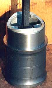 Рис. 10. Опускание поршня в гильзе в масле - один из способов проверки зазора между гильзой и поршнем